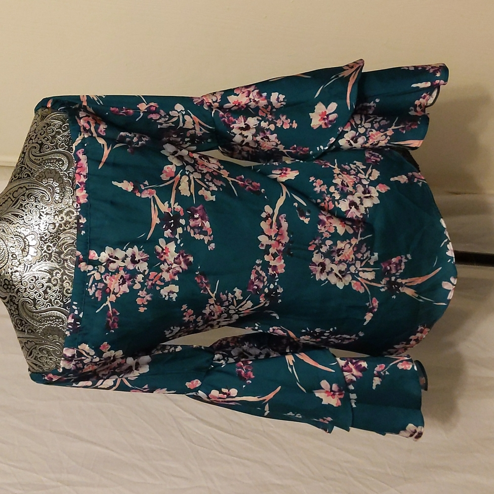 ✨5/$25✨ NWOT Devlin floral bell sleeve top - Picture 7 of 11